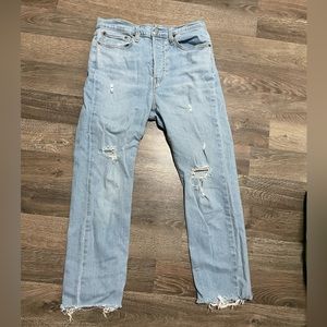 Levi’s Wedgie Straight Light wash Distressed jeans size 30